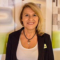 Elizabeth Dombrofsky, Rezeptionistin im Hotel Schmaus